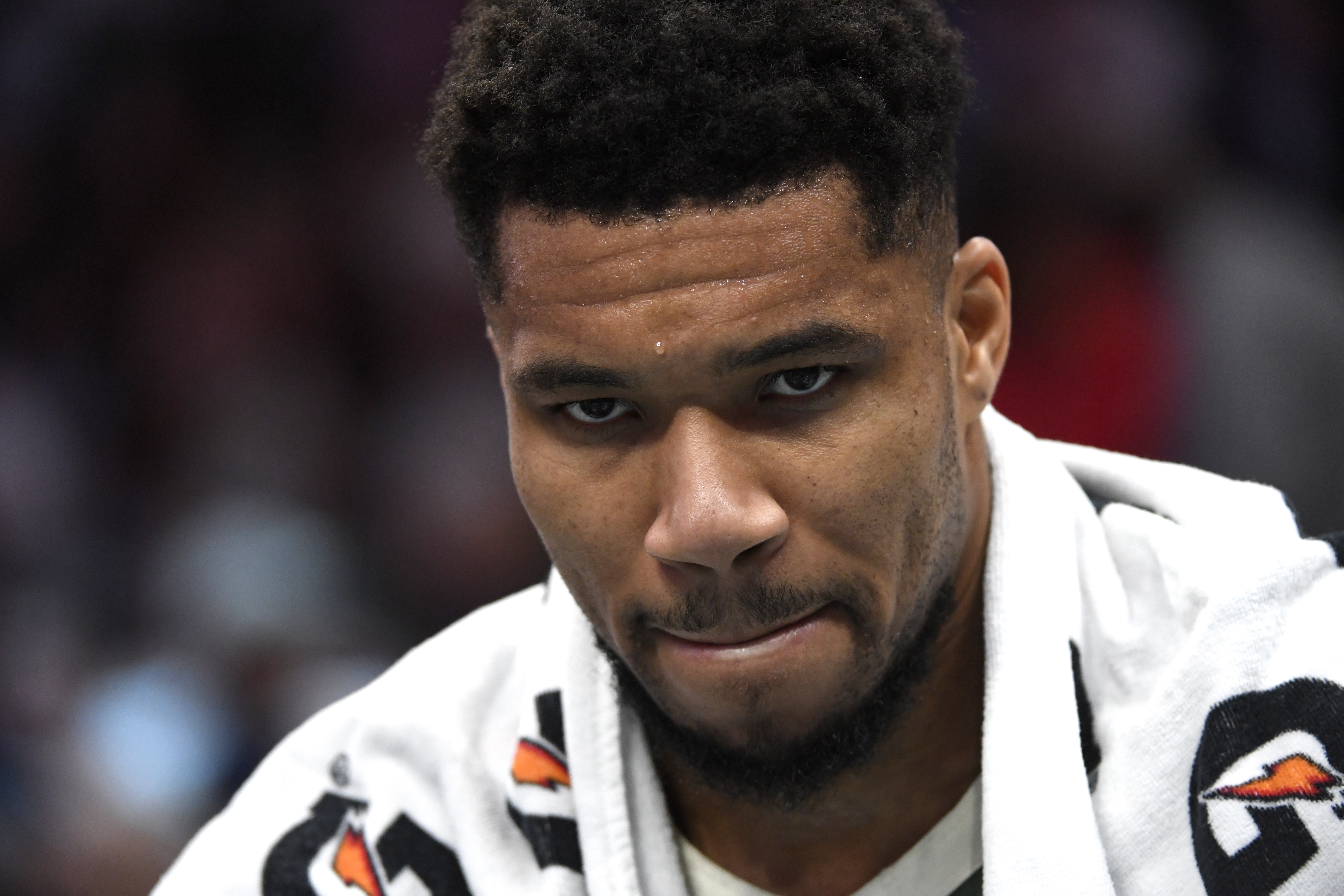 开云登录入口-无心恋战？字母哥最后时刻伤退&amp;8中4拿到22分13板7助 罚球16中14